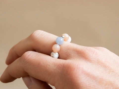 Ring aus Edelsteinmix & 925 Silberperle, Elastischer Edelsteinring, Naturstein Schmuck handgefertigt von eilenna