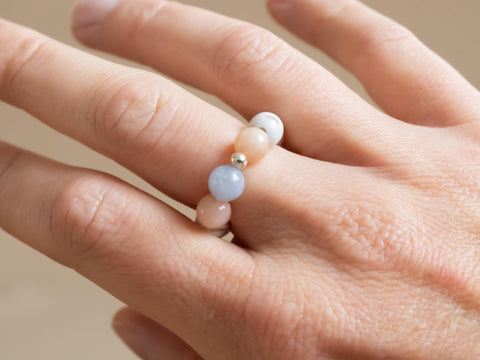 Ring aus Edelsteinmix & 925 Silberperle, Elastischer Edelsteinring, Naturstein Schmuck handgefertigt von eilenna