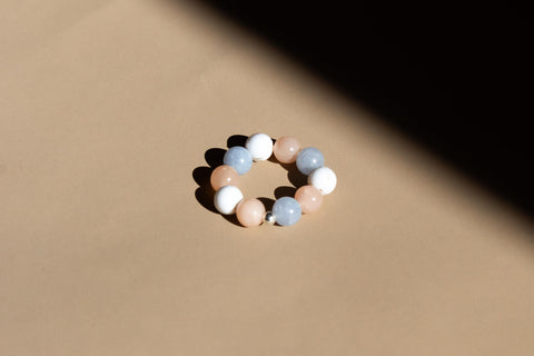 Ring aus Edelsteinmix & 925 Silberperle, Elastischer Edelsteinring, Naturstein Schmuck handgefertigt von eilenna