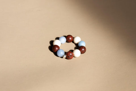 Ring aus Edelsteinmix & 925 Silberperle, Elastischer Edelsteinring, Naturstein Schmuck handgefertigt von eilenna