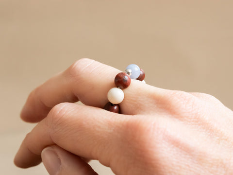 Ring aus Edelsteinmix & 925 Silberperle, Elastischer Edelsteinring, Naturstein Schmuck handgefertigt von eilenna