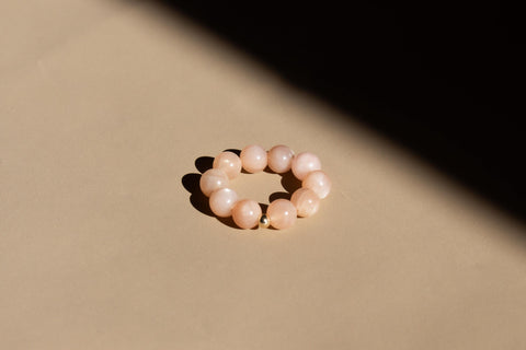 Ring aus Chalcedon & 18 Karat vergoldeter Perle, Elastischer Edelsteinring, Naturstein Schmuck handgefertigt von eilenna