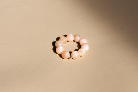 Ring aus Chalcedon & 18 Karat vergoldeter Perle, Elastischer Edelsteinring, Naturstein Schmuck handgefertigt von eilenna