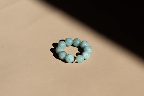 Ring aus Burmesischer Jade & 18 Karat vergoldeter Perle, Elastischer Natursteinring, Naturstein Schmuck handgefertigt von eilenna