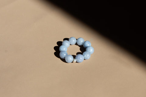 Ring aus Chalcedon & 18 Karat vergoldeter Perle, Elastischer Natursteinring, Naturstein Schmuck handgefertigt von eilenna