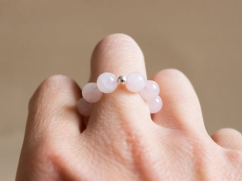 Ring aus Rosenquarz & 18 Karat vergoldeter Perle, Elastischer Natursteinring, Naturstein Schmuck handgefertigt von eilenna