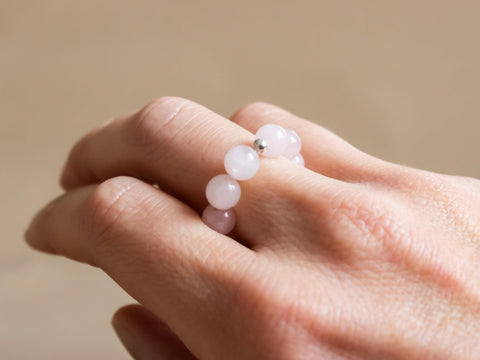 Ring aus Rosenquarz & 18 Karat vergoldeter Perle, Elastischer Natursteinring, Naturstein Schmuck handgefertigt von eilenna