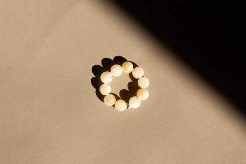 Ring aus Chalcedon & 18 Karat vergoldeter Perle, Elastischer Natursteinring, Naturstein Schmuck handgefertigt von eilenna