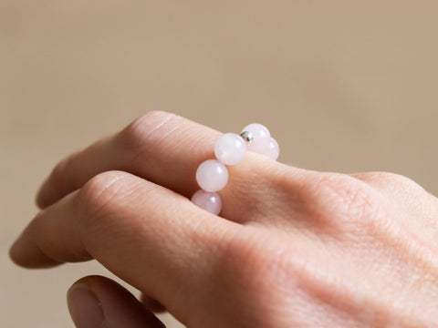 Ring aus Rosenquarz & 18 Karat vergoldeter Perle, Amora Ring