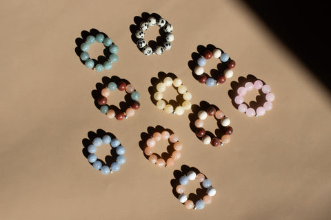 Ring aus Rosenquarz & 18 Karat vergoldeter Perle, Elastischer Natursteinring, Naturstein Schmuck handgefertigt von eilenna