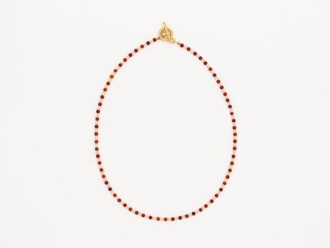 Halskette mit rotem Achat Acrylperlen und 18k Verschlüssen – Minimalistisch Perlenschmuck, Handmade von eilenna