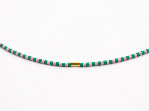 Halskette mit mintgrün rosa Acrylperlen und 18k vergoldeter Zwischenperle – Minimalistisch Perlenschmuck, Handmade von eilenna
