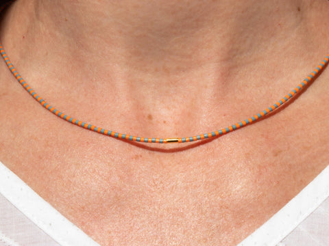 Halskette mit grau orange Acrylperlen und 18k vergoldeter Zwischenperle – Minimalistisch Perlenschmuck, Handmade von eilenna