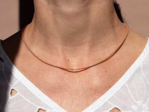 Halskette mit grau orange Acrylperlen und 18k vergoldeter Zwischenperle – Minimalistisch Perlenschmuck, Handmade von eilenna