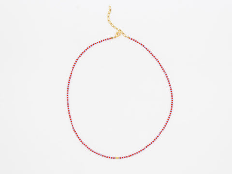 Halskette mit rot lila Acrylperlen und 18k vergoldeter Zwischenperle – Minimalistisch Perlenschmuck, Handmade von eilenna