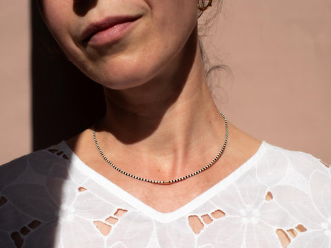 Halskette mit schwarz weißen Acrylperlen und 18k vergoldeter Zwischenperle – Minimalistisch Perlenschmuck, Handmade von eilenna