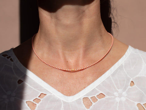 Halskette mit orange lila Acrylperlen und 18k vergoldeter Zwischenperle – Minimalistisch Perlenschmuck, Handmade von eilenna
