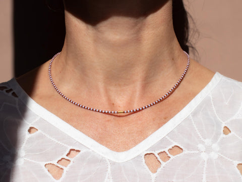 Halskette mit lila braunen Acrylperlen und 18k vergoldeter Zwischenperle – Minimalistisch Perlenschmuck, Handmade von eilenna