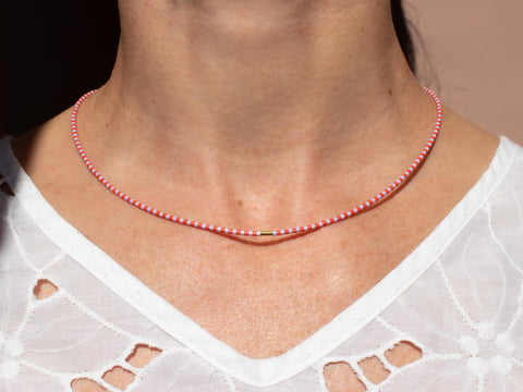 Halskette mit rot lila Acrylperlen und 18k vergoldeter Zwischenperle – Minimalistisch Perlenschmuck, Handmade von eilenna