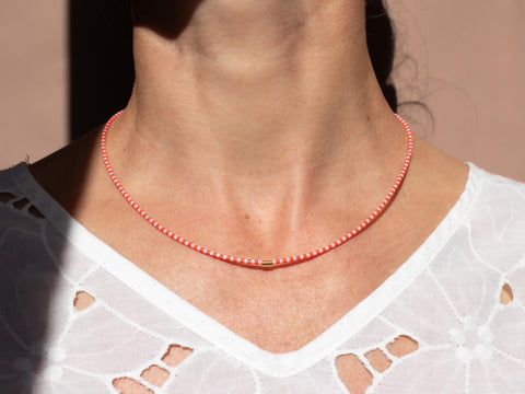 Halskette mit rosa rot Acrylperlen und 18k vergoldeter Zwischenperle – Minimalistisch Perlenschmuck, Handmade von eilenna