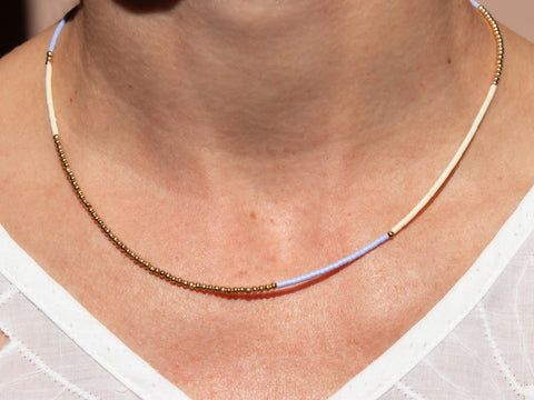 Halskette mit lila cremeweiß Acrylperlen und 18k vergoldeten Perlen – Minimalistisch Perlenschmuck, Handmade von eilenna