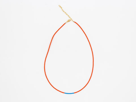 Halskette mit rot blau Acrylperlen – Minimalistisch Perlenschmuck, Handmade von eilenna