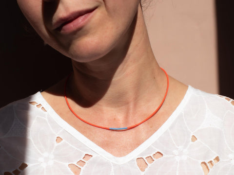 Halskette mit rot blau Acrylperlen – Minimalistisch Perlenschmuck, Handmade von eilenna