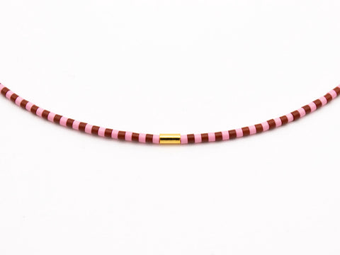 Halskette mit rosa braun Acrylperlen und 18k vergoldeter Zwischenperle – Minimalistisch Perlenschmuck, Handmade von eilenna
