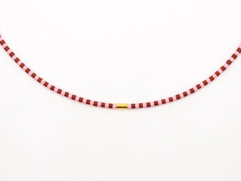 Halskette mit rosa braun Acrylperlen und 18k vergoldeter Zwischenperle – Minimalistisch Perlenschmuck, Handmade von eilenna