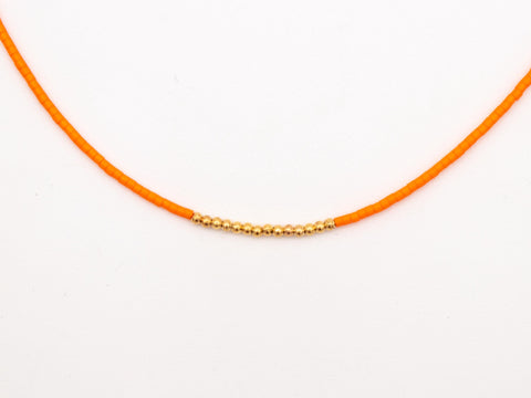 Halskette mit orange Acrylperlen und 18k vergoldeten Zwischenperlen – Minimalistisch Perlenschmuck, Handmade von eilenna