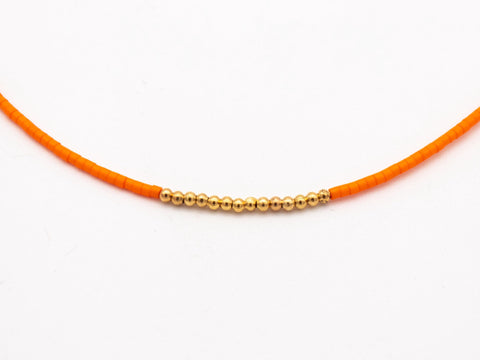 Halskette mit orange Acrylperlen und 18k vergoldeten Zwischenperlen – Minimalistisch Perlenschmuck, Handmade von eilenna