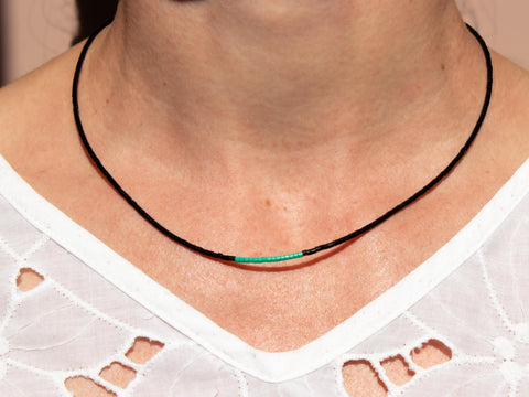 Halskette mit schwarz mintgrün Acrylperlen – Minimalistisch Perlenschmuck, Handmade von eilenna