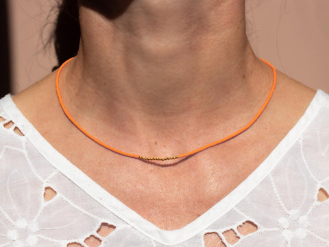 Halskette mit orange Acrylperlen und 18k vergoldeten Zwischenperlen – Minimalistisch Perlenschmuck, Handmade von eilenna