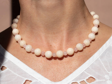 Halskette Rosenquarz & Chalcedon, Pastell Perlenkette Damen, Weiß Rosa Edelsteinschmuck 18K Gold Verschluss, Handmade von eilenna