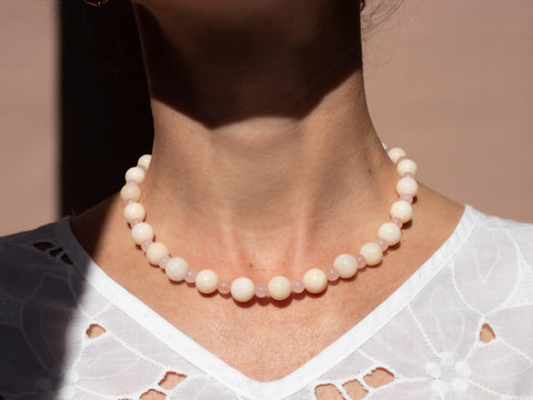 Halskette aus Rosenquarz Naturstein Perlen und Chalcedon mit 18K vergoldetem Verschluss Halsschmuck für Damen, Handmade von eilenna