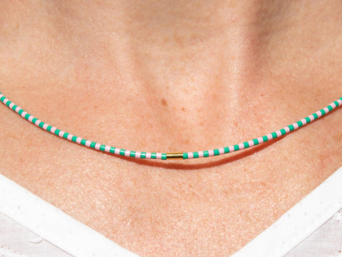 Halskette mit mintgrün rosa Acrylperlen und 18k vergoldeter Zwischenperle – Minimalistisch Perlenschmuck, Handmade von eilenna