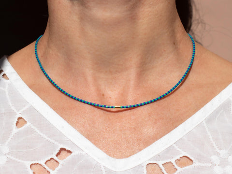 Halskette mit mintgrün blau Acrylperlen und 18k vergoldeter Zwischenperle – Minimalistisch Perlenschmuck, Handmade von eilenna