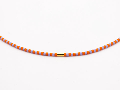 Halskette mit orange lila Acrylperlen und 18k vergoldeter Zwischenperle – Minimalistisch Perlenschmuck, Handmade von eilenna