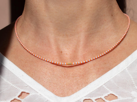 Halskette mit orange lila Acrylperlen und 18k vergoldeter Zwischenperle – Minimalistisch Perlenschmuck, Handmade von eilenna