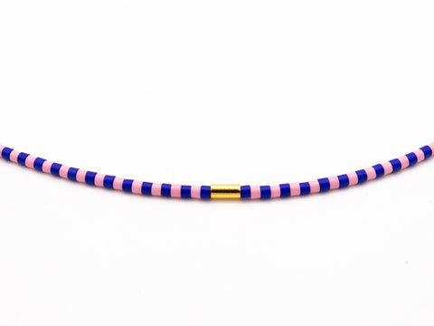 Halskette mit rosa blau Acrylperlen und 18k vergoldeter Zwischenperle – Minimalistisch Perlenschmuck, Handmade von eilenna