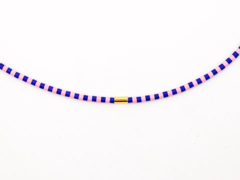 Halskette mit rosa blau Acrylperlen und 18k vergoldeter Zwischenperle – Minimalistisch Perlenschmuck, Handmade von eilenna