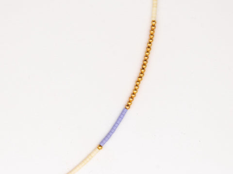 Halskette mit lila cremeweiß Acrylperlen und 18k vergoldeten Perlen – Minimalistisch Perlenschmuck, Handmade von eilenna