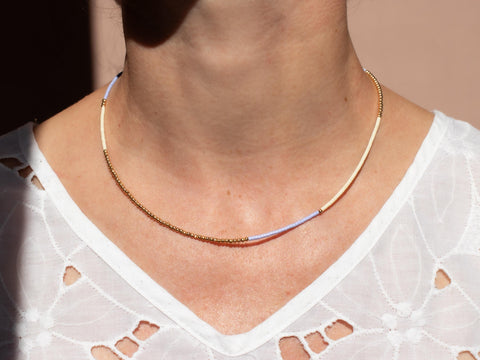 Halskette mit lila cremeweiß Acrylperlen und 18k vergoldeten Perlen – Minimalistisch Perlenschmuck, Handmade von eilenna