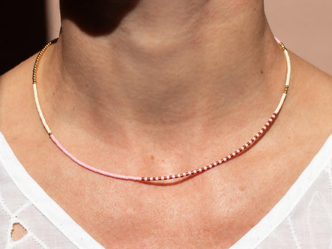 Halskette mit rosa cremeweiß braunen Acrylperlen und 18k vergoldeten Perlen – Minimalistisch Perlenschmuck, Handmade von eilenna