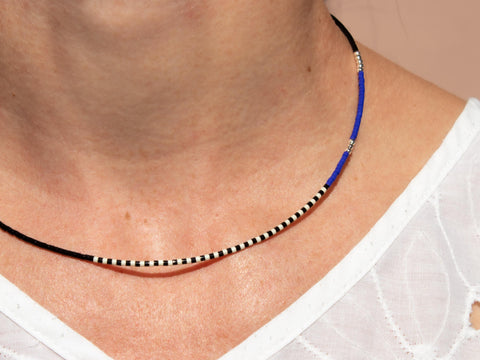 Halskette mit blau cremeweiß schwarzen Acrylperlen und 18k vergoldeten Perlen – Minimalistisch Perlenschmuck, Handmade von eilenna