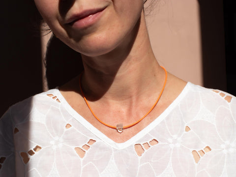Halskette mit Bergkristall Rohstein und orangen Acrylperlen – Minimalistisch Perlenschmuck, Handmade von eilenna