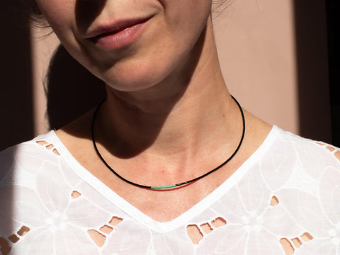 Halskette mit schwarz mintgrün Acrylperlen – Minimalistisch Perlenschmuck, Handmade von eilenna