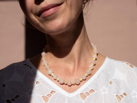 Halskette Rosenquarz & Zitronen-Chalcedon, Naturstein Perlenkette Damen, Pastell Schmuck 18K Gold Verschluss, Handmade Schmuck eilenna
