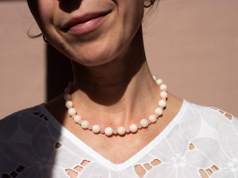Halskette Rosenquarz & Chalcedon, Pastell Perlenkette Damen, Weiß Rosa Edelsteinschmuck 18K Gold Verschluss, Handmade von eilenna