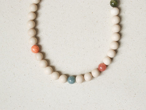 Minimalistische Halskette Fossil & Chalcedon, Naturstein Perlenkette Beige Damen, 18K Vergoldeter Verschluss, Handgemacht von eilenna